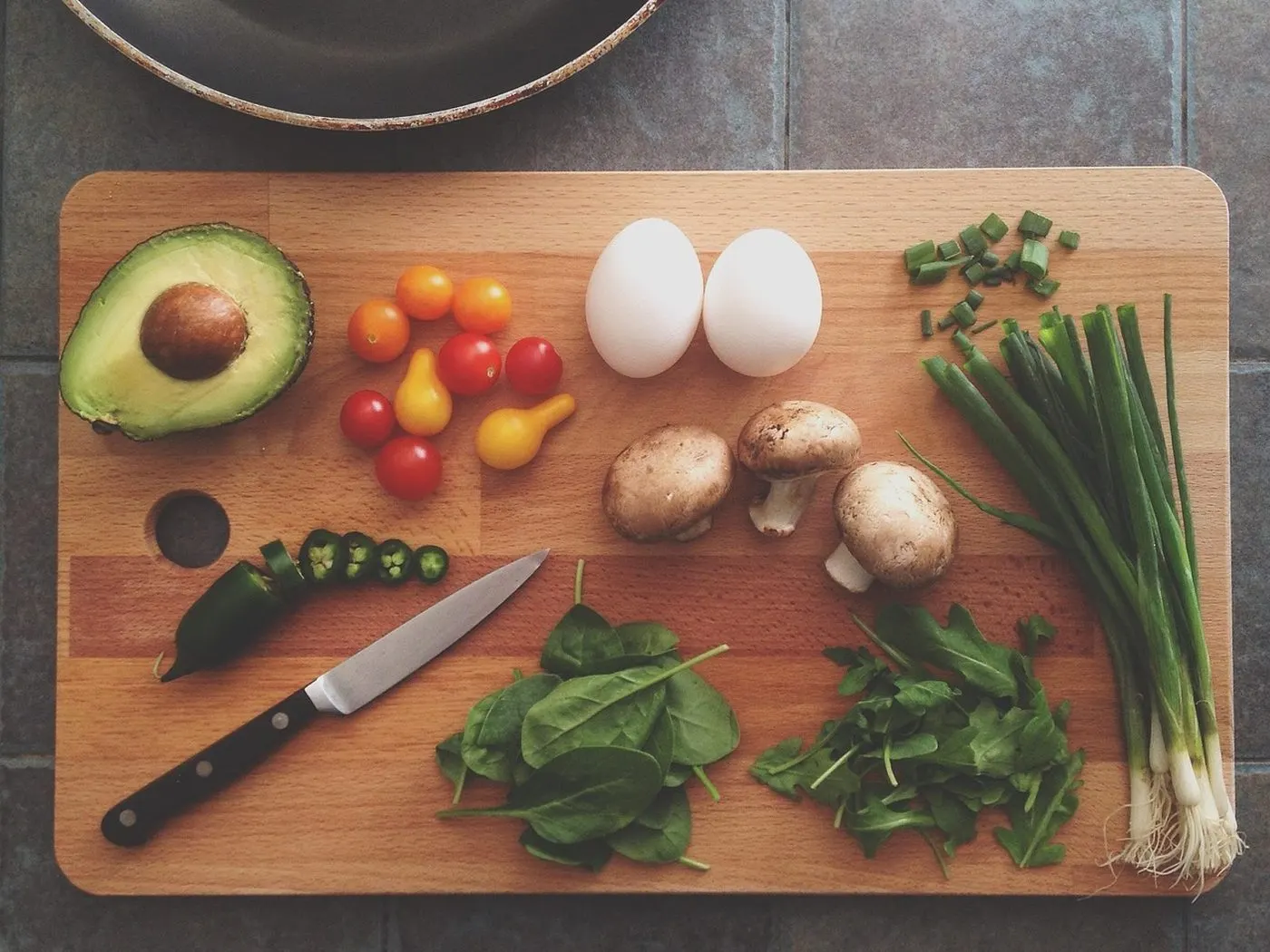 Assiette cétogène : avocat, œufs, saumon et épinards