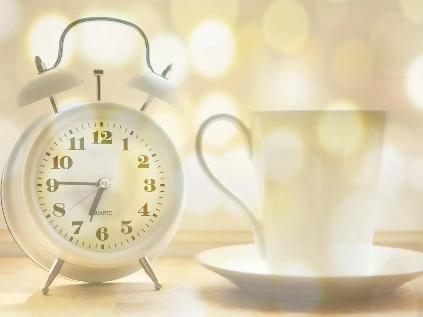 Tasse et horloge, jeûne intermittent 16:8