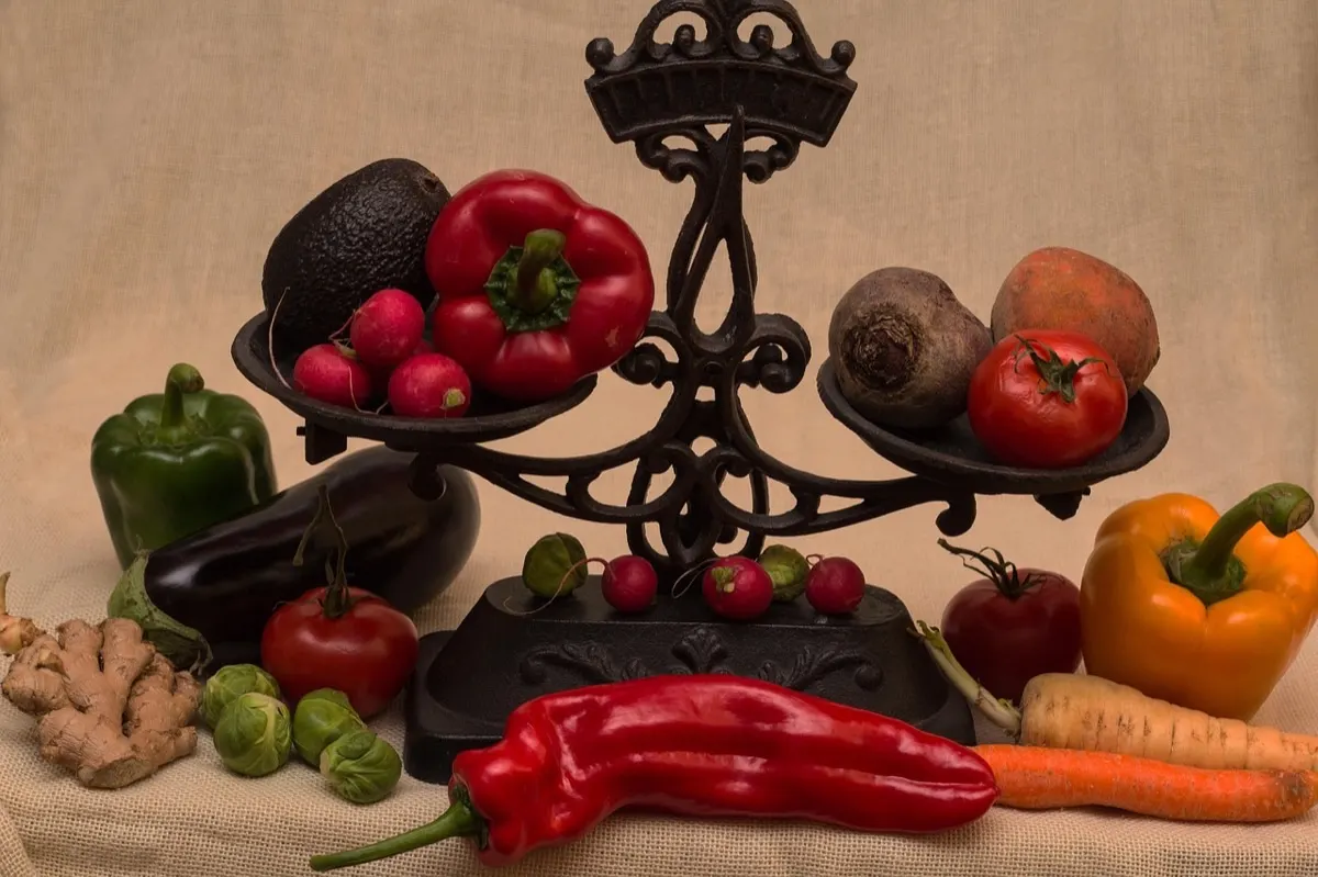 Carnet de suivi, balance de cuisine et légumes frais