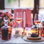 Table dressée avec verres à vin et bougies pour un repas de fêtes de fin d'année