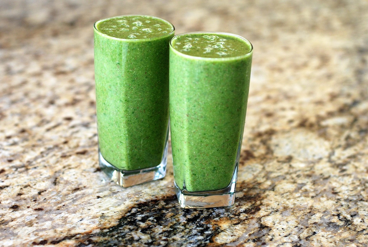 Verre de smoothie vert détox