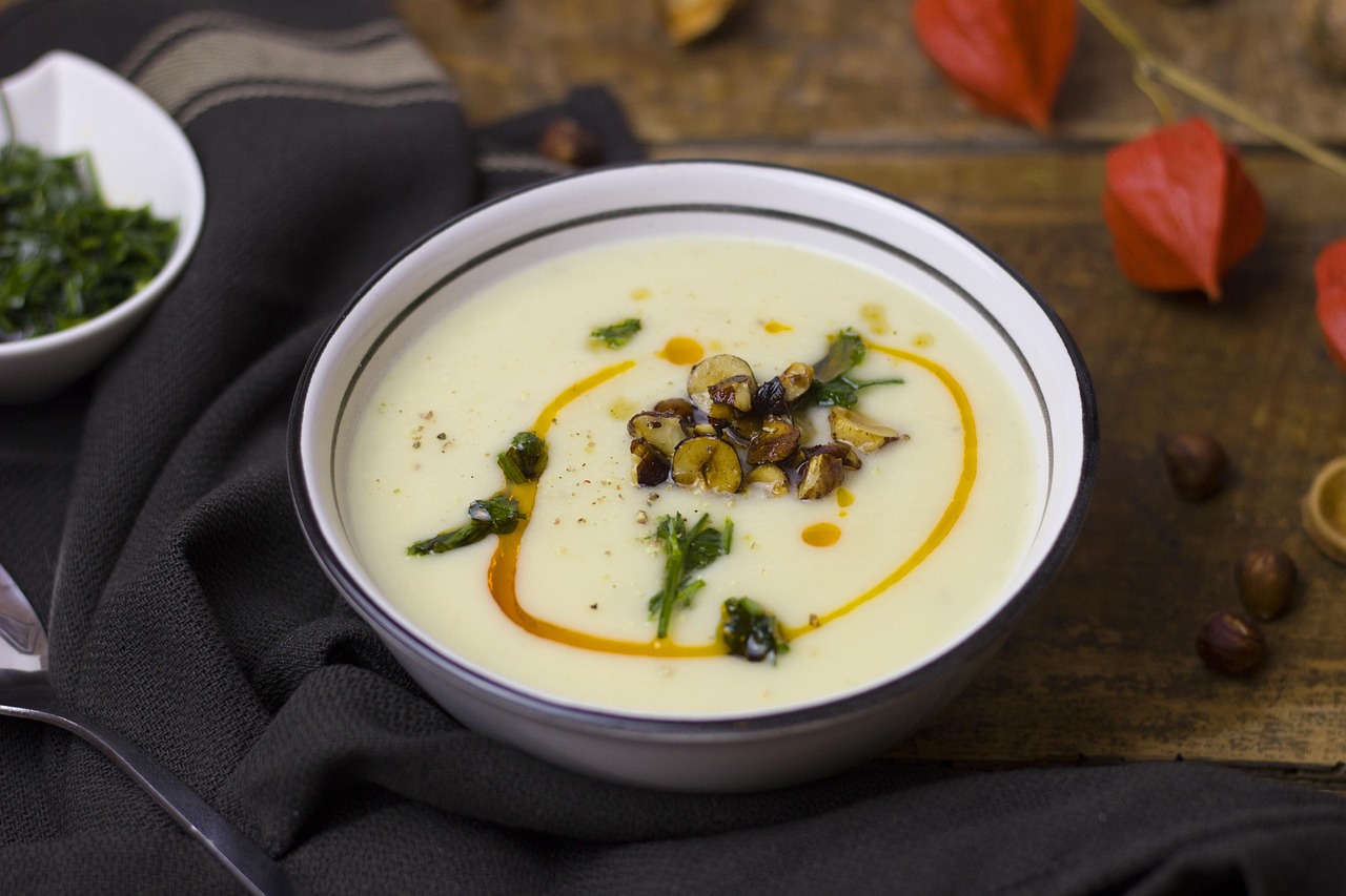 Bol de soupe de légumes légère et nutritive